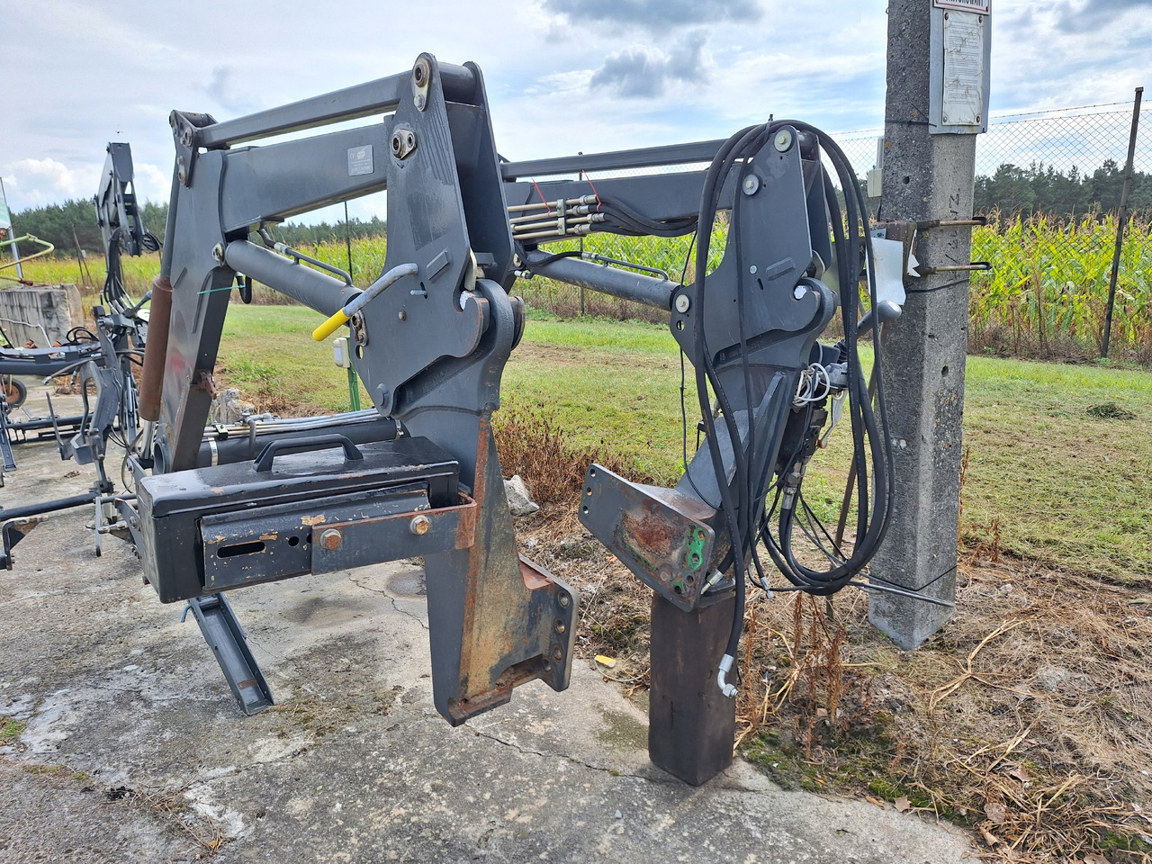 Manip MP85 - Front loader for tractor: picture 4 Manip MP85 - Front loader for tractor: picture 4