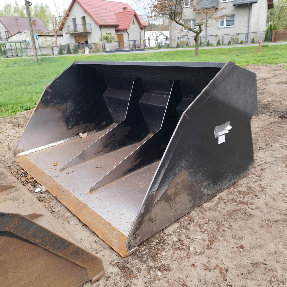 Manitou - Loader bucket: picture 2 Manitou - Loader bucket: picture 2