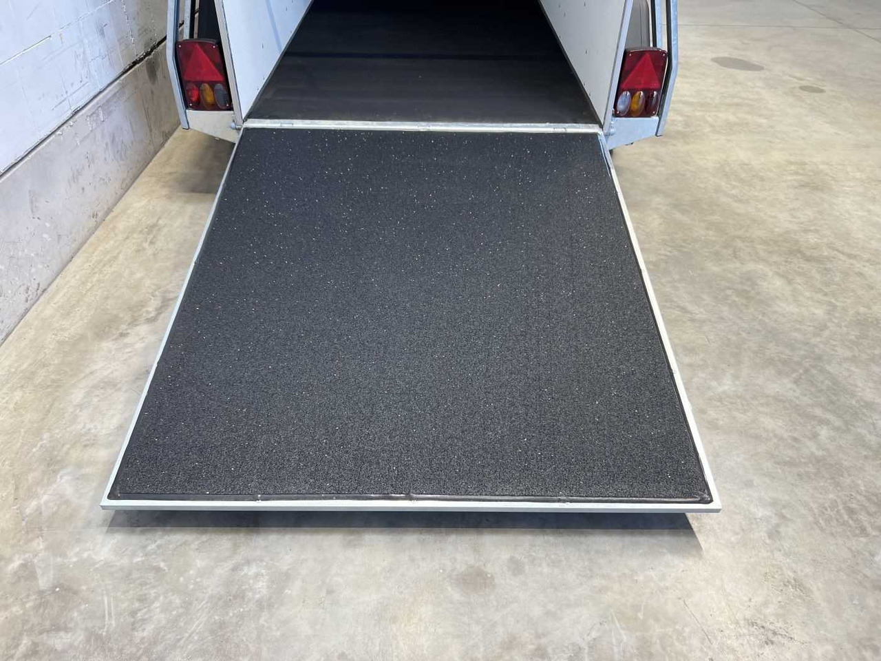 New Horse trailer BOECKMANN Uno Esprit silv+bl SK ALB Pferdeanhänger: picture 7