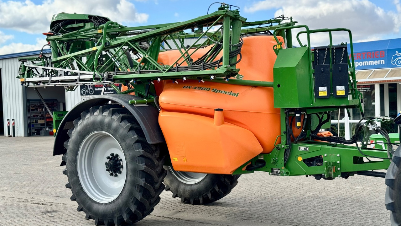 New Sprayer Amazone UX 4200 Special 24m: picture 1
