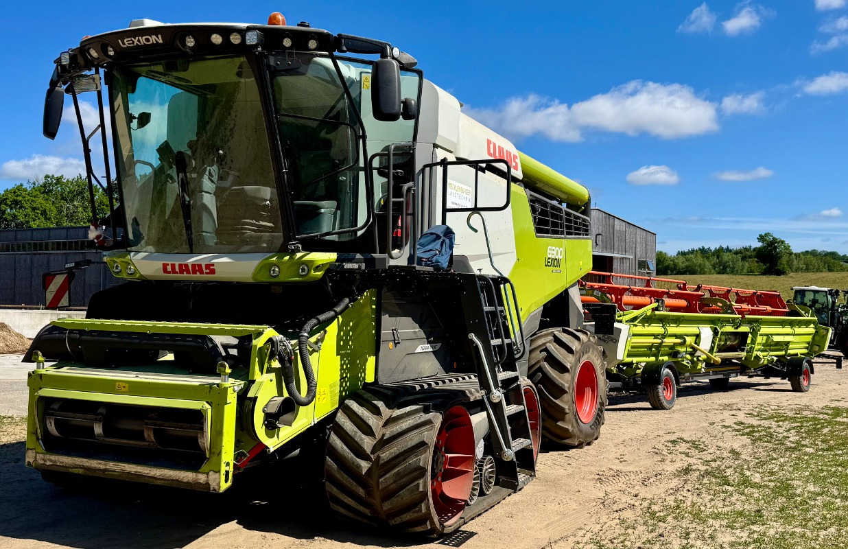 CLAAS Lexion 6900 TerraTrac 890 full Options - Combine harvester: picture 1 CLAAS Lexion 6900 TerraTrac 890 full Options - Combine harvester: picture 1