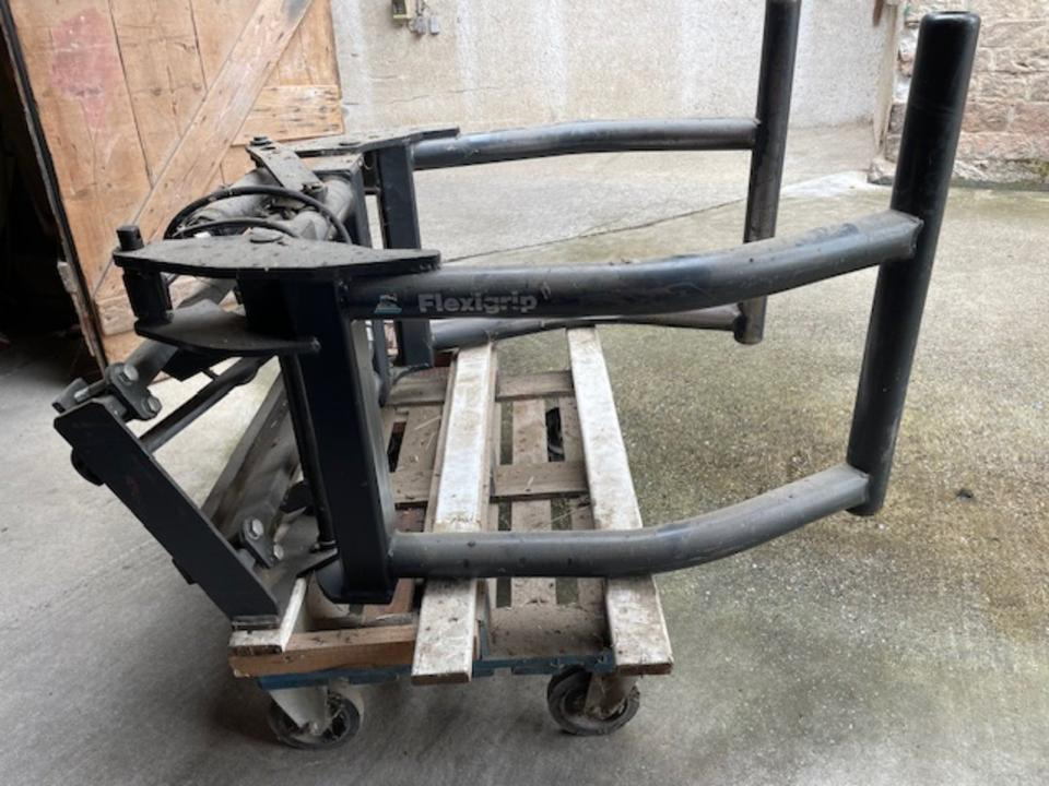 Rundballenzange ALÖ - Clamp for Agricultural machinery: picture 1 Rundballenzange ALÖ - Clamp for Agricultural machinery: picture 1