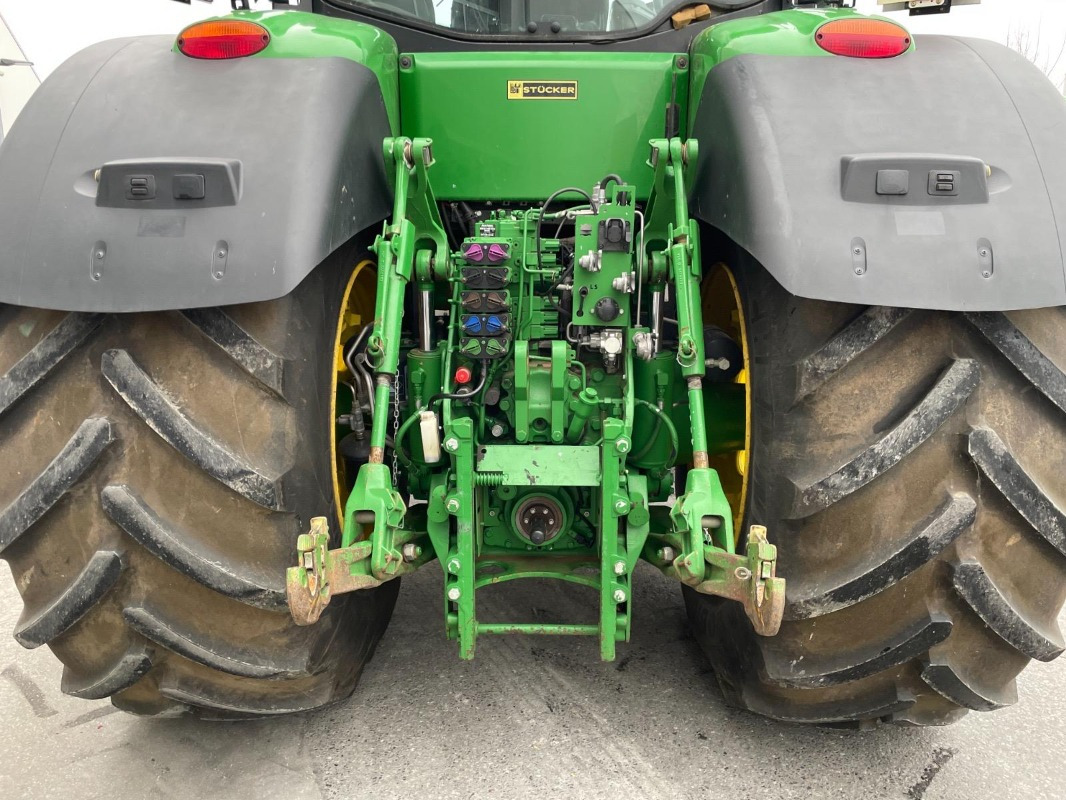 John Deere 8270R - Farm tractor: picture 5 John Deere 8270R - Farm tractor: picture 5