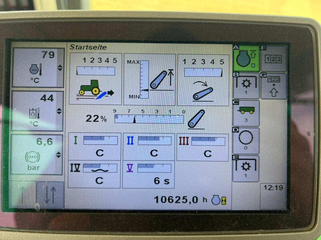 Farm tractor John Deere 8345 R: picture 8