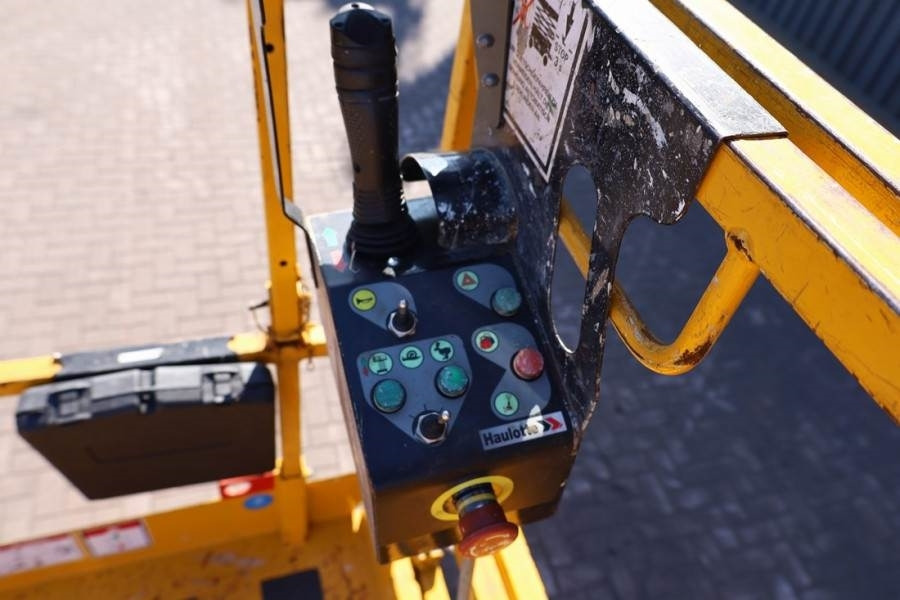 Haulotte COMPACT 14 Electric, 14m Working Height, 350kg Cap - Scissor lift: picture 3 Haulotte COMPACT 14 Electric, 14m Working Height, 350kg Cap - Scissor lift: picture 3