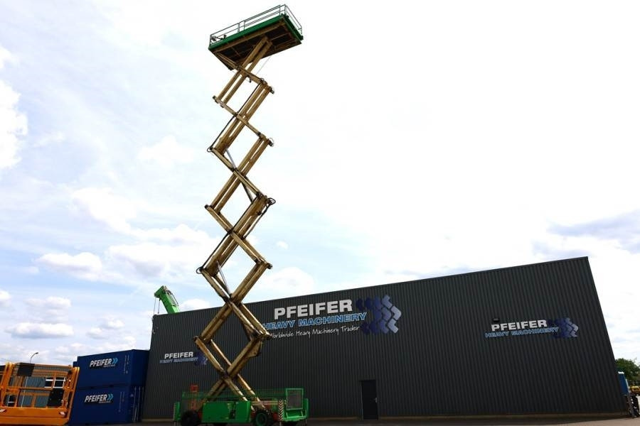 Holland Lift Megastar G-320DL30-4WDS/N Diesel, 4x4x4 Drive, 34m - Scissor lift: picture 3 Holland Lift Megastar G-320DL30-4WDS/N Diesel, 4x4x4 Drive, 34m - Scissor lift: picture 3