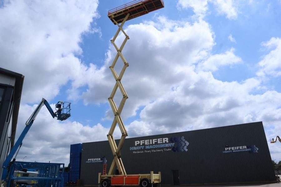 JLG SL320-30 Diesel, 4x4 Drive, 34m Working Height, 14 - Scissor lift: picture 3 JLG SL320-30 Diesel, 4x4 Drive, 34m Working Height, 14 - Scissor lift: picture 3