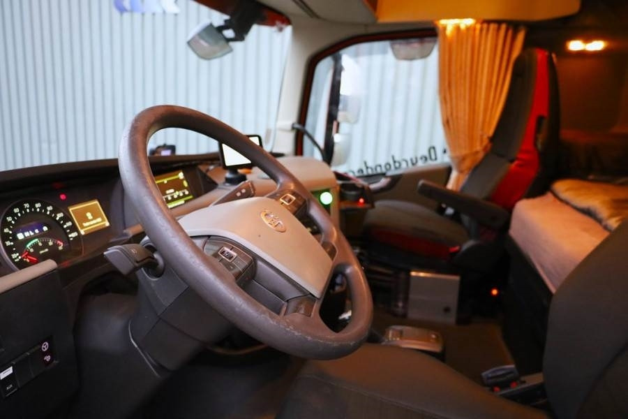 Volvo FH12 With Cormach 135t/m Crane Volvo FH12 10x4 Wit  - All terrain crane: picture 4 Volvo FH12 With Cormach 135t/m Crane Volvo FH12 10x4 Wit  - All terrain crane: picture 4