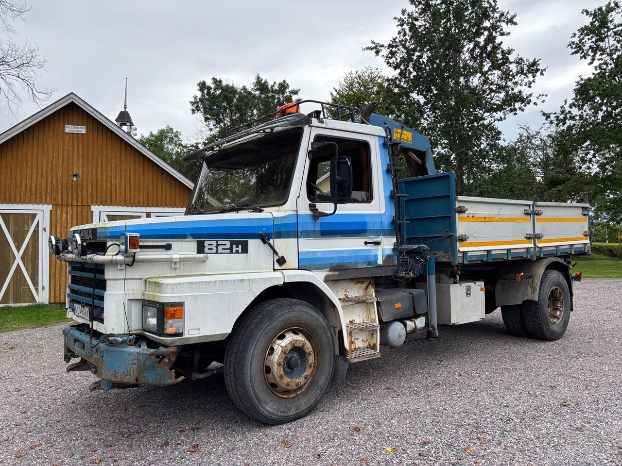 Scania T82h 4x2 50 - Dropside/ Flatbed truck, Crane truck: picture 1 Scania T82h 4x2 50 - Dropside/ Flatbed truck, Crane truck: picture 1