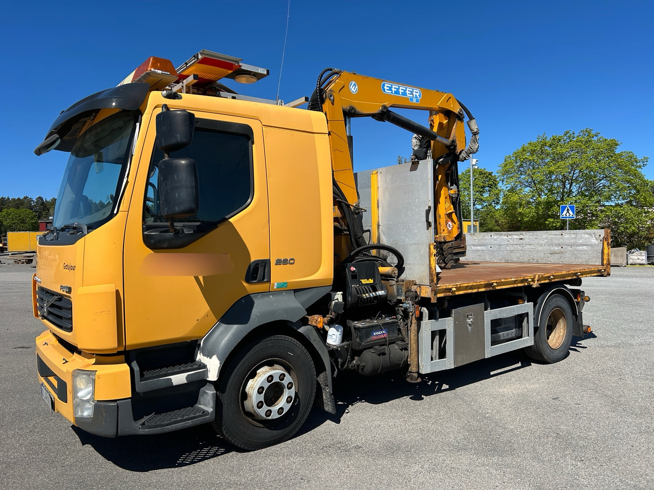 Volvo FL 260 - Crane truck: picture 1 Volvo FL 260 - Crane truck: picture 1