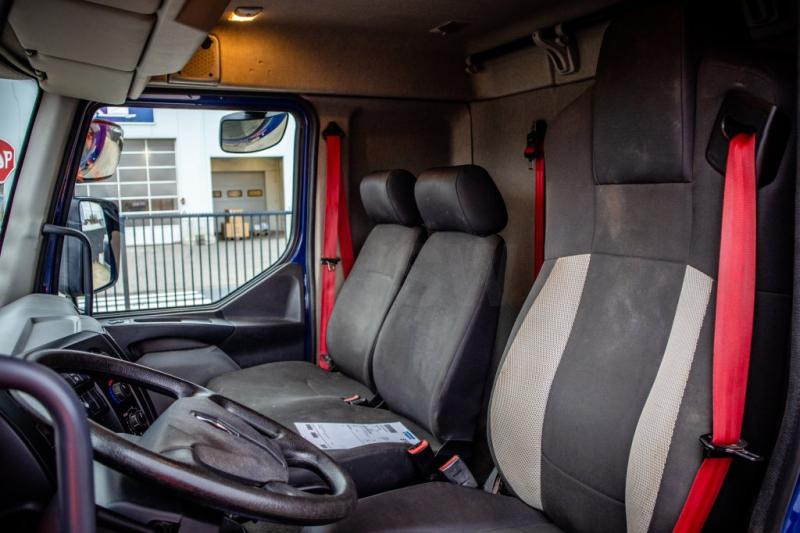 Interior photo 1: Box truck Renault D210-12T-E6 - 50000 KM