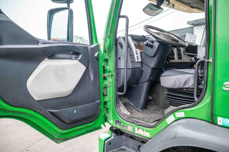 Interior photo 1: Box truck Volvo FE 300-6x2