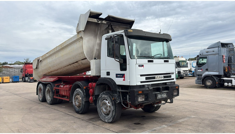Iveco EUROTRAKKER 320 E 35 (GRAND PONT / LAMES / POMPE MANUELLE / 8X4 / CURSOR 8) - Tipper: picture 3 Iveco EUROTRAKKER 320 E 35 (GRAND PONT / LAMES / POMPE MANUELLE / 8X4 / CURSOR 8) - Tipper: picture 3