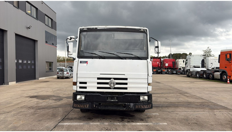 Renault R 385 Major (2 CULASSE / LAMES / GRAND PONT / STEEL SUSP. / MANUAL PUMP / POMPE MANUELLE) - Tractor unit: picture 4 Renault R 385 Major (2 CULASSE / LAMES / GRAND PONT / STEEL SUSP. / MANUAL PUMP / POMPE MANUELLE) - Tractor unit: picture 4