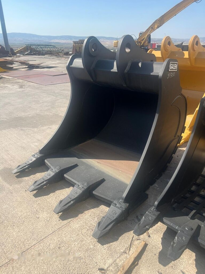 Komatsu PC350 Bucket from Stock - Excavator bucket: picture 2 Komatsu PC350 Bucket from Stock - Excavator bucket: picture 2