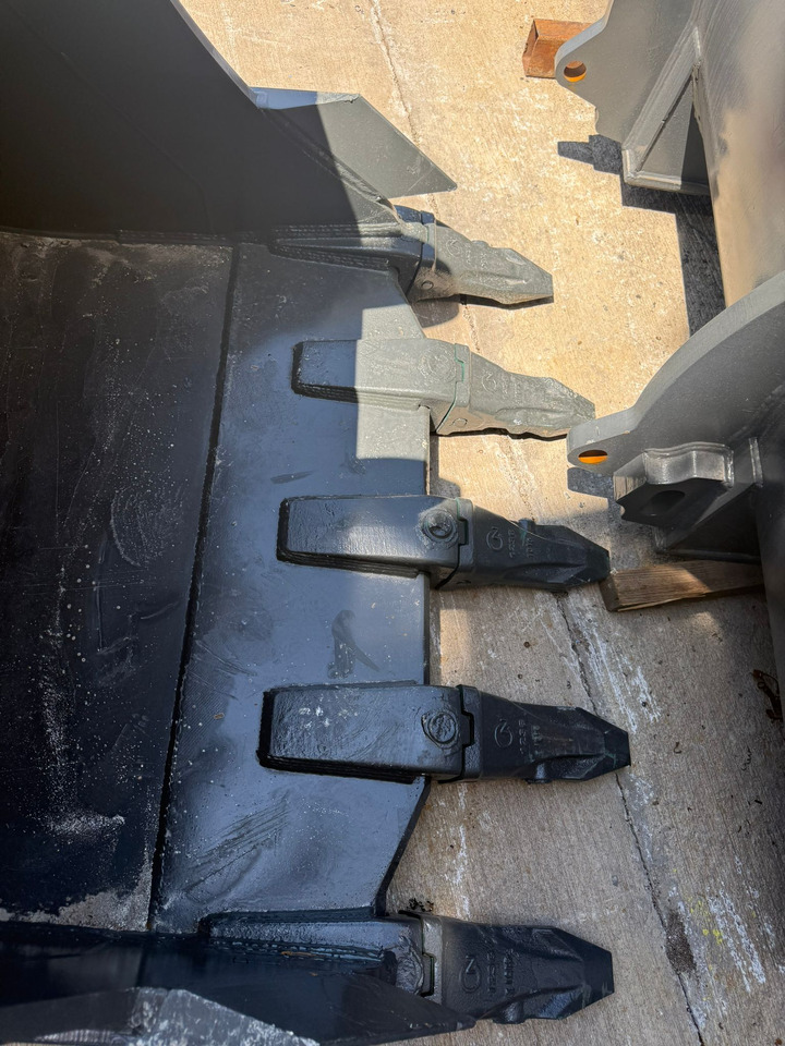 Volvo EC350 Rock Bucket - Excavator bucket: picture 2 Volvo EC350 Rock Bucket - Excavator bucket: picture 2