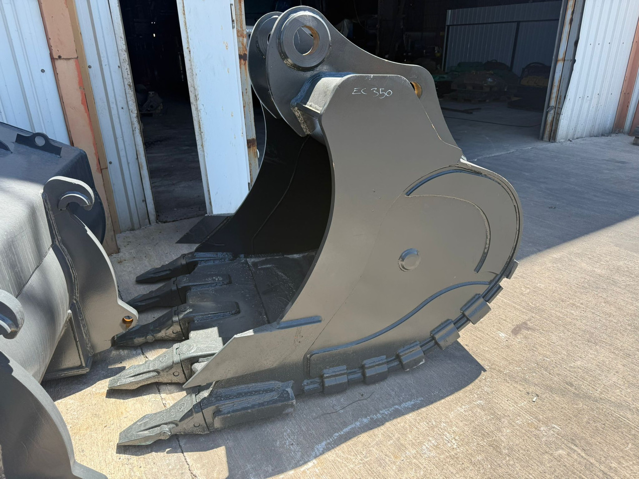 Volvo EC350 Rock Bucket - Excavator bucket: picture 1 Volvo EC350 Rock Bucket - Excavator bucket: picture 1