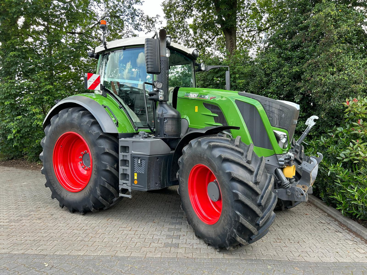 FENDT 828 Vario S4 ProfiPlus - Farm tractor: picture 3 FENDT 828 Vario S4 ProfiPlus - Farm tractor: picture 3