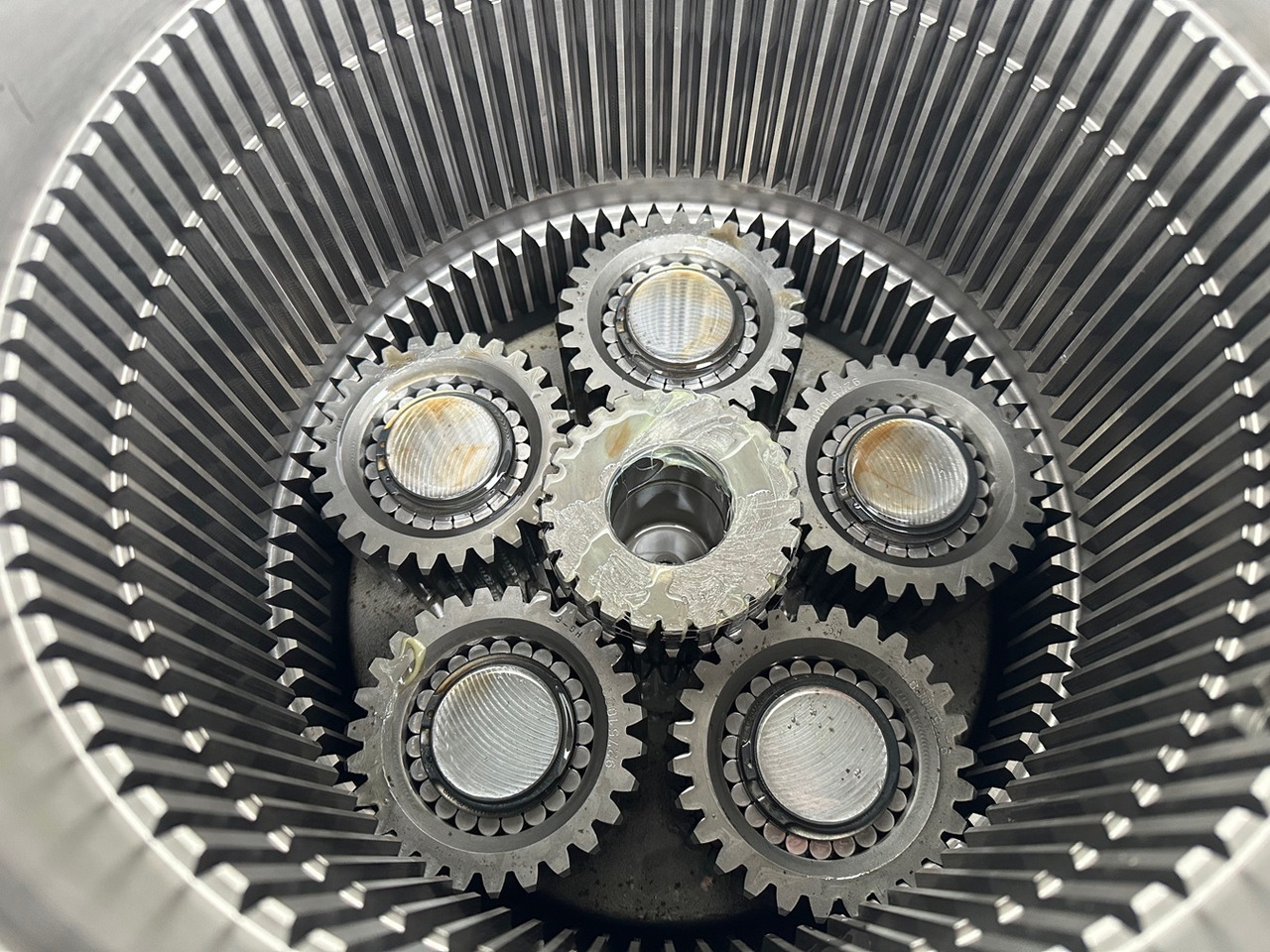 Swing motor for Drilling rig LIEBHERR Original Drehwerkantrieb Typ:DAT350/415 mit ID-Nr.927550001 – ID-Nr.90024481. R954 TR-663, HS835 HD, HS853 HD, LB24, LRB255. #927550001.0476.DK#: picture 10 Swing motor for Drilling rig LIEBHERR Original Drehwerkantrieb Typ:DAT350/415 mit ID-Nr.927550001 – ID-Nr.90024481. R954 TR-663, HS835 HD, HS853 HD, LB24, LRB255. #927550001.0476.DK#: picture 10