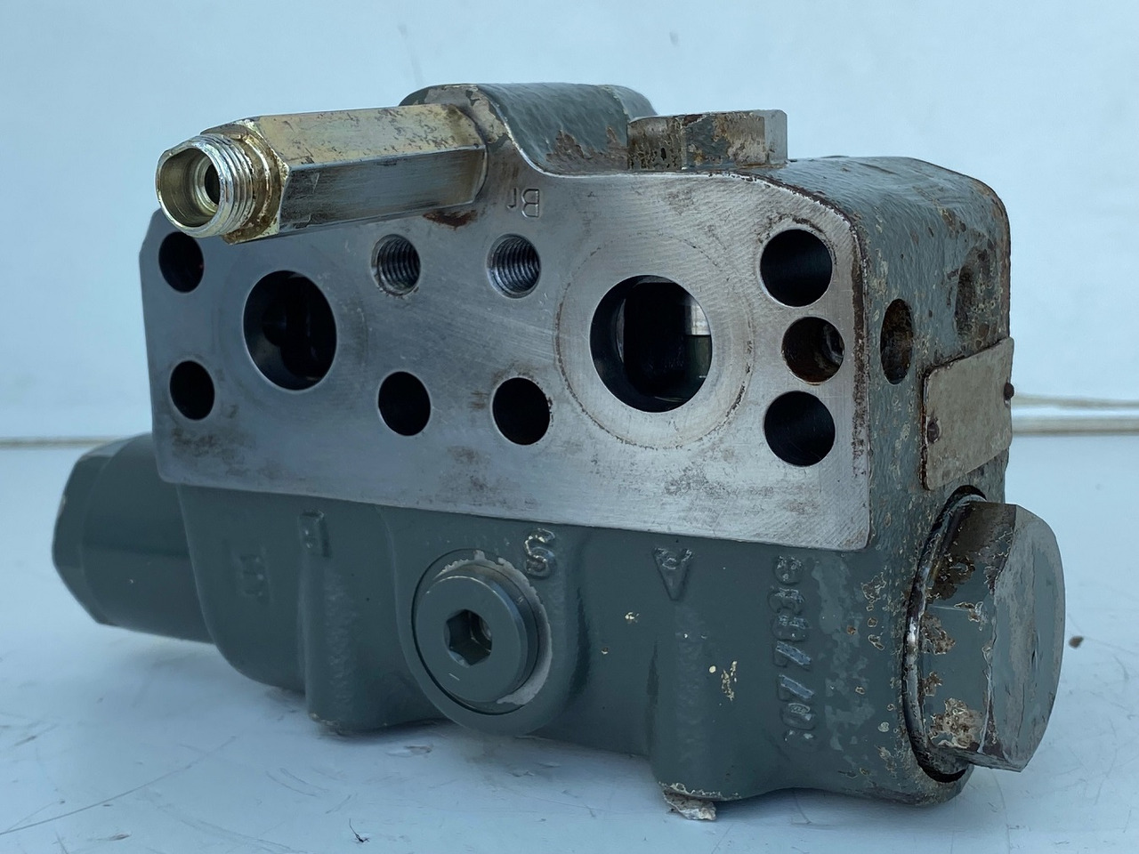 Liebherr Bremsventil ID-Nr.10471957. LOS914, LOS924, R902, R904, R912, R914, R922, R924, R924 COMP, R924 COMPA. #STM20.05## - Final drive for Crawler excavator: picture 5 Liebherr Bremsventil ID-Nr.10471957. LOS914, LOS924, R902, R904, R912, R914, R922, R924, R924 COMP, R924 COMPA. #STM20.05## - Final drive for Crawler excavator: picture 5