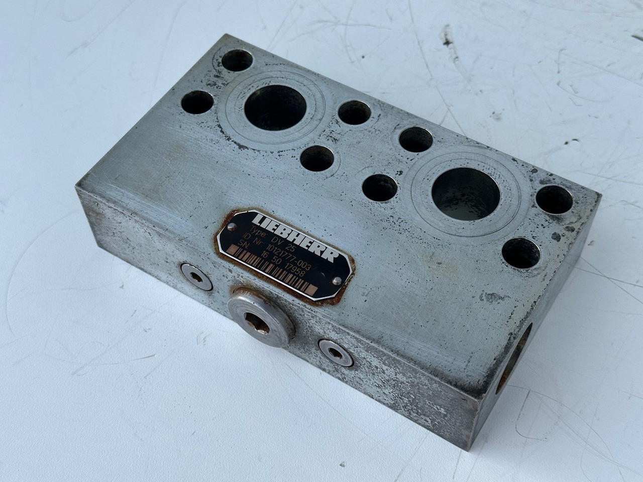 Swing motor for Construction machinery Liebherr Dämpfungsventil ID-Nr.10121777. P924 COMP, P926, R926, R916, R922, R924 COMP, R924, R926 COMP, R926, R930, R936, R946, R950 T, R960 T. #10121777.43199#: picture 6 Swing motor for Construction machinery Liebherr Dämpfungsventil ID-Nr.10121777. P924 COMP, P926, R926, R916, R922, R924 COMP, R924, R926 COMP, R926, R930, R936, R946, R950 T, R960 T. #10121777.43199#: picture 6