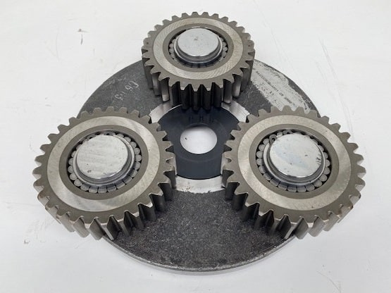 Liebherr Planetenträger mit Planetenrad ID-Nr.944300803 - ID-Nr.944301003. FAT400 - FAT400/018 - FAT400P018 - FAT400P063 - FAT400P073 - FAT400P092. #C6-2699# - Final drive for Crawler excavator: picture 1 Liebherr Planetenträger mit Planetenrad ID-Nr.944300803 - ID-Nr.944301003. FAT400 - FAT400/018 - FAT400P018 - FAT400P063 - FAT400P073 - FAT400P092. #C6-2699# - Final drive for Crawler excavator: picture 1