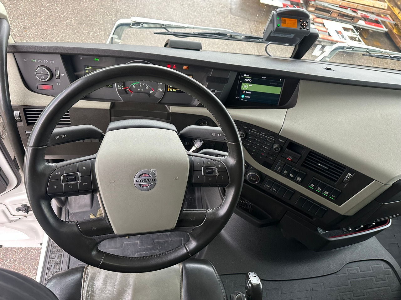 Interior photo 1: Tractor unit VOLVO FH 540 4x2T Globetrotter DualClutch