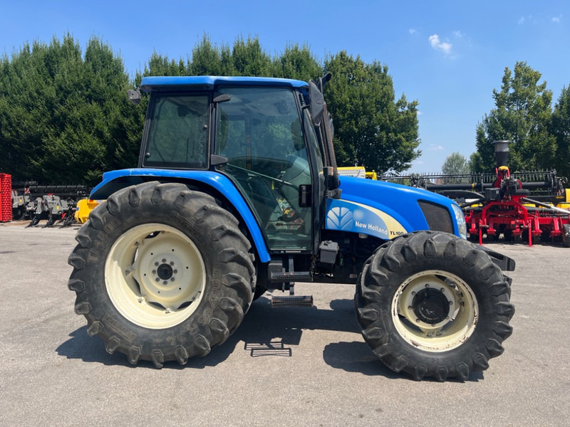 New Holland TL 100 A - Farm tractor: picture 4 New Holland TL 100 A - Farm tractor: picture 4