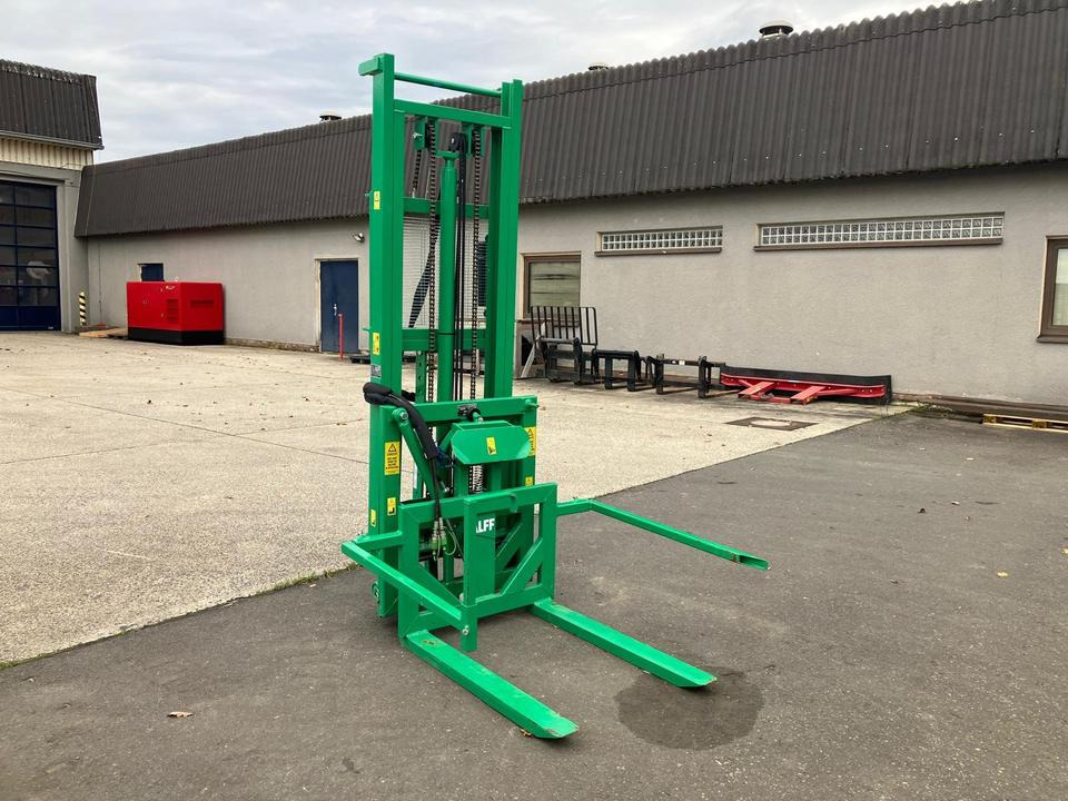 Heckstapler Dreipunkt mit Kistendrehgerät - Forks: picture 1 Heckstapler Dreipunkt mit Kistendrehgerät - Forks: picture 1