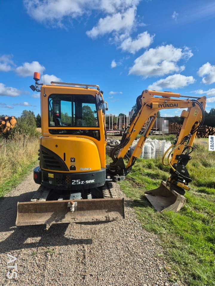 Hyundai 25Z-9AK mini excavator with tiltrotator and attachments - Mini excavator: picture 3 Hyundai 25Z-9AK mini excavator with tiltrotator and attachments - Mini excavator: picture 3