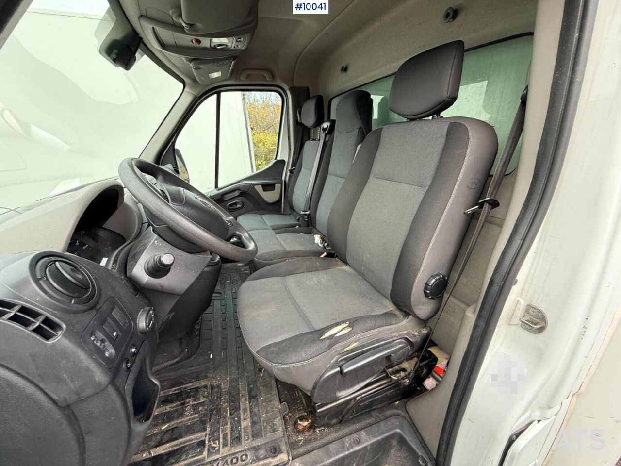 Nissan NV 400 with tail lift - Box van: picture 5 Nissan NV 400 with tail lift - Box van: picture 5