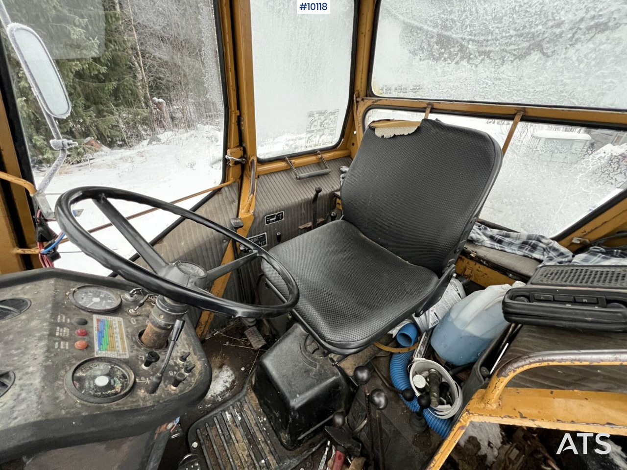 Valmet 702-4 Tractor with bucket - Farm tractor: picture 5 Valmet 702-4 Tractor with bucket - Farm tractor: picture 5