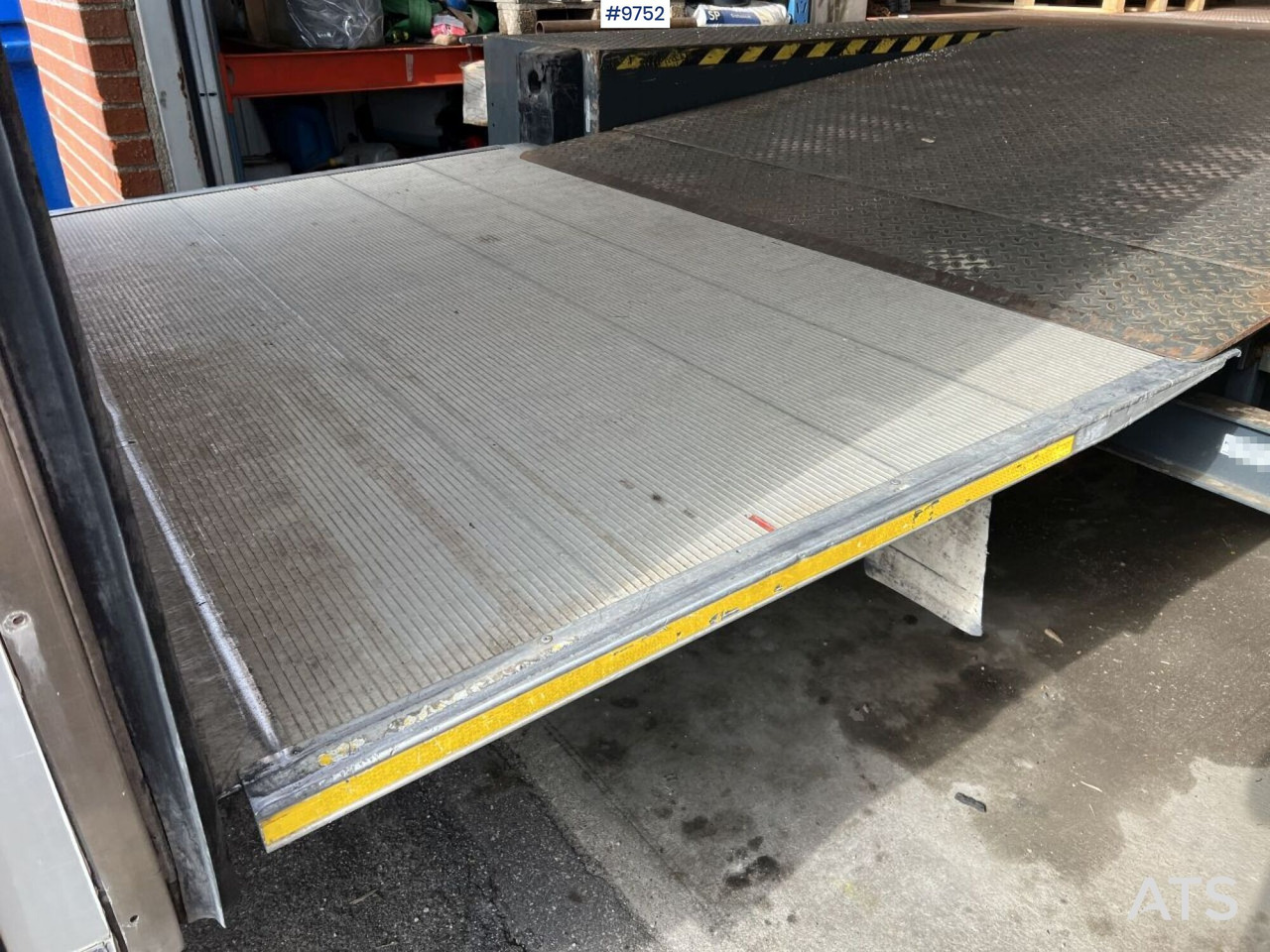 Volkswagen Crafter with tail lift - Box van: picture 5 Volkswagen Crafter with tail lift - Box van: picture 5