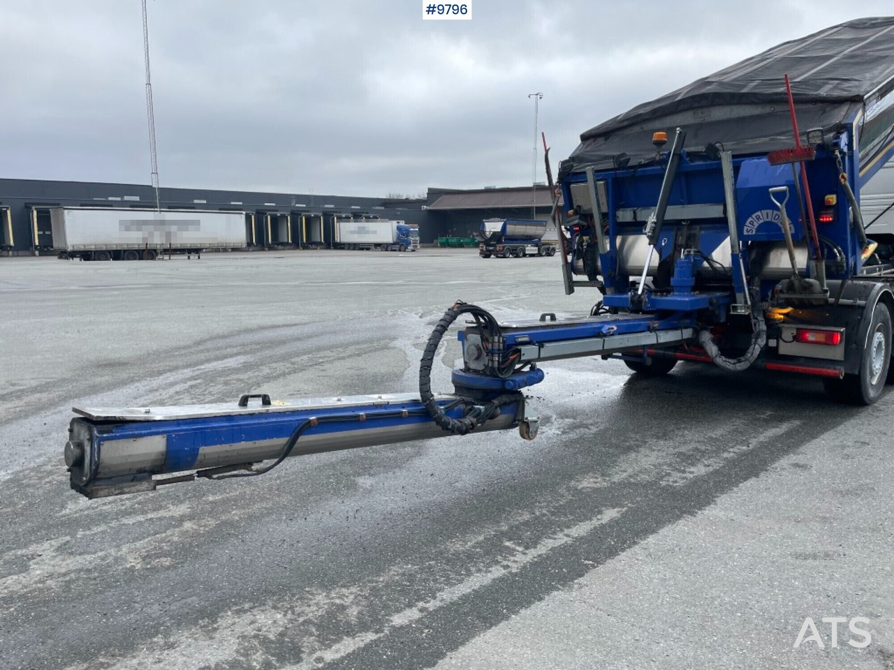 Tipper Volvo FM 370 6x2 Spreader truck: picture 11
