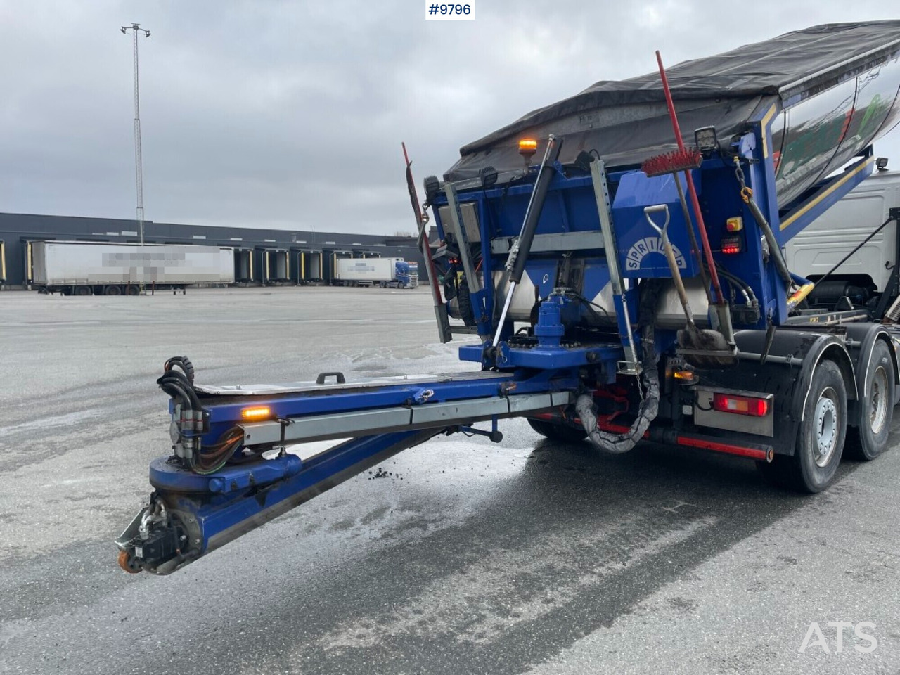 Tipper Volvo FM 370 6x2 Spreader truck: picture 10