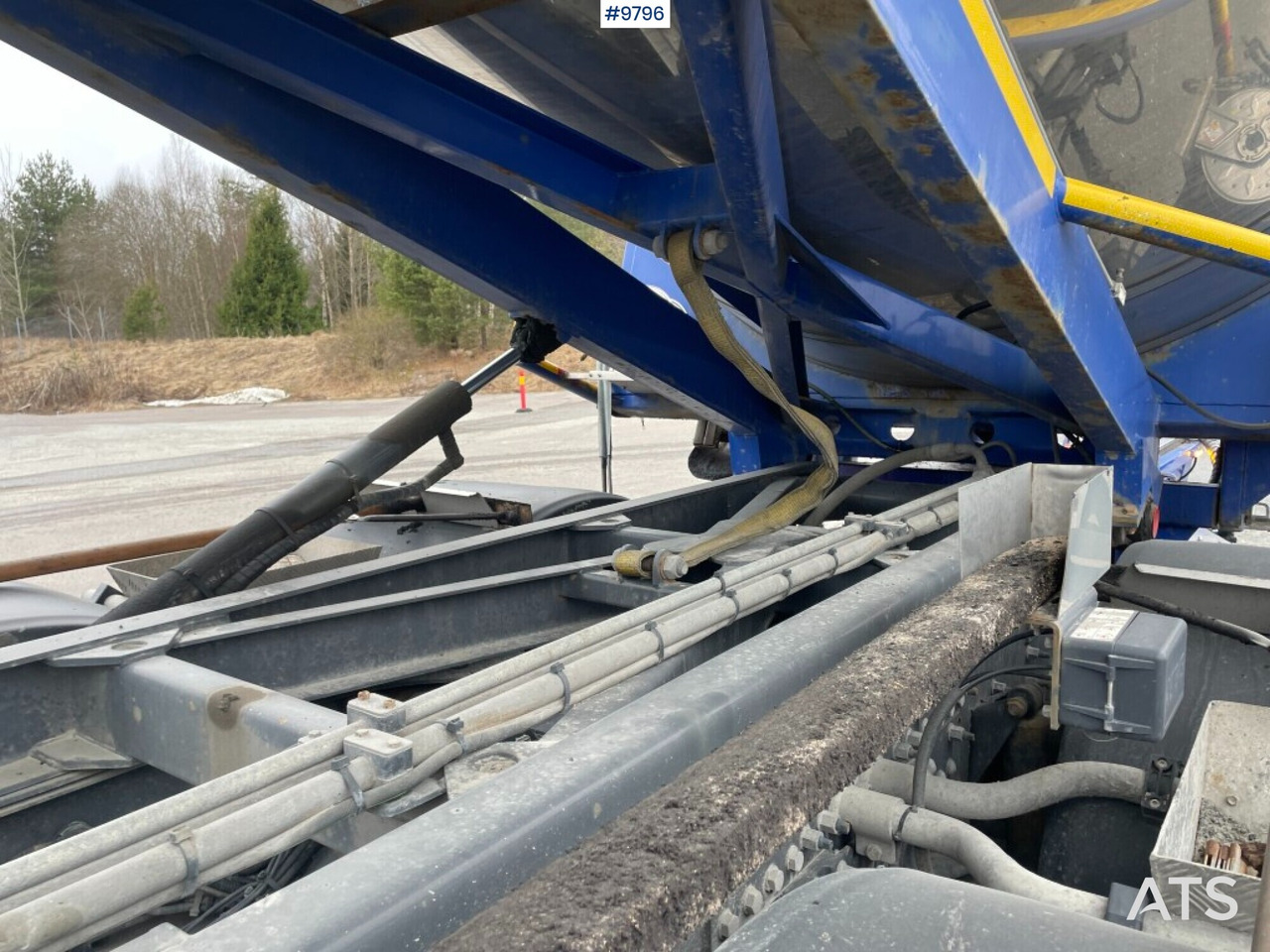 Tipper Volvo FM 370 6x2 Spreader truck: picture 13