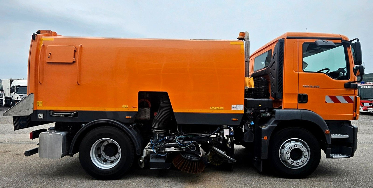 Road sweeper MAN TGM 18.250 Euro6 BROCK SL200 L+R  Aufbaumotor: picture 6