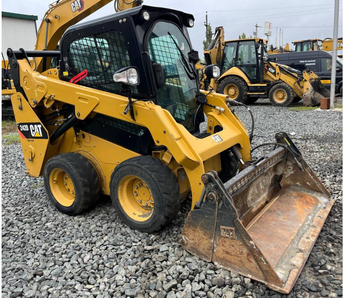 CAT 242D - Skid steer loader: picture 2 CAT 242D - Skid steer loader: picture 2