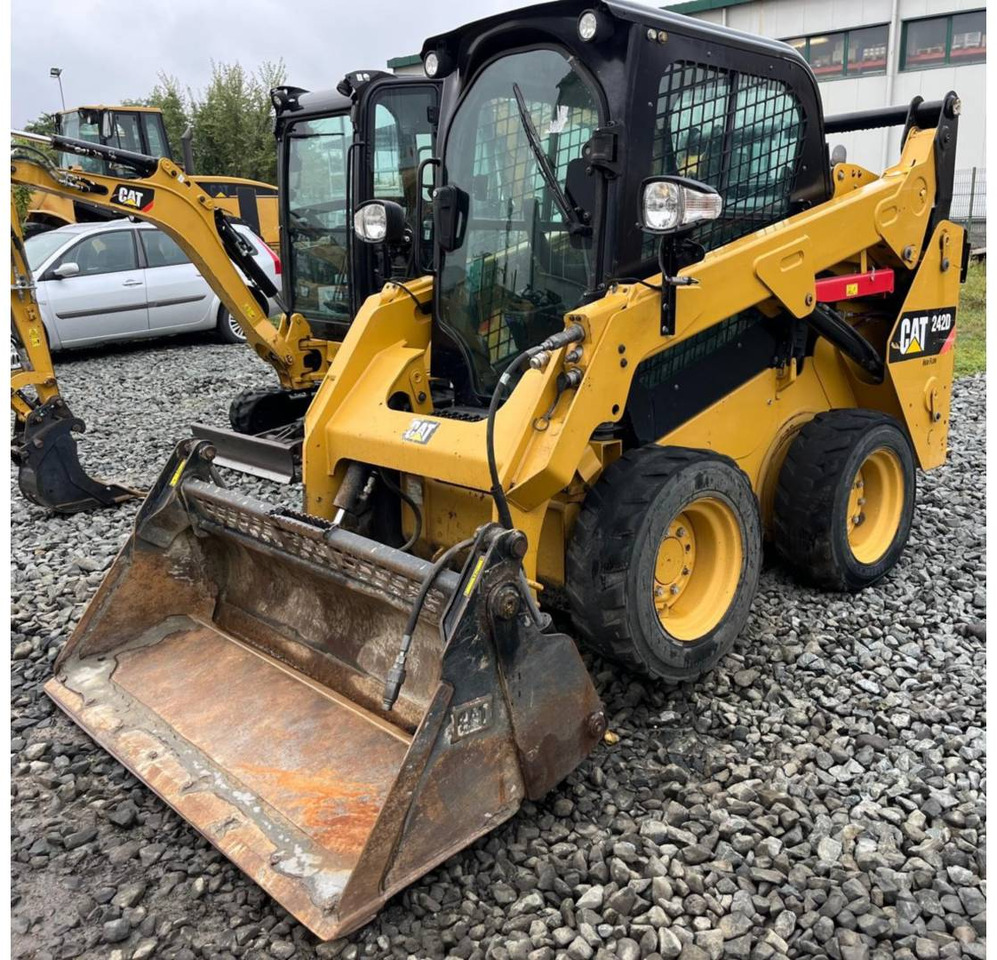 CAT 242D - Skid steer loader: picture 1 CAT 242D - Skid steer loader: picture 1
