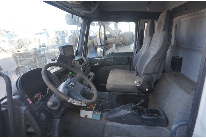 MAN F99L17 TGA 81.60000-7838 - Cab and interior for Truck: picture 5 MAN F99L17 TGA 81.60000-7838 - Cab and interior for Truck: picture 5