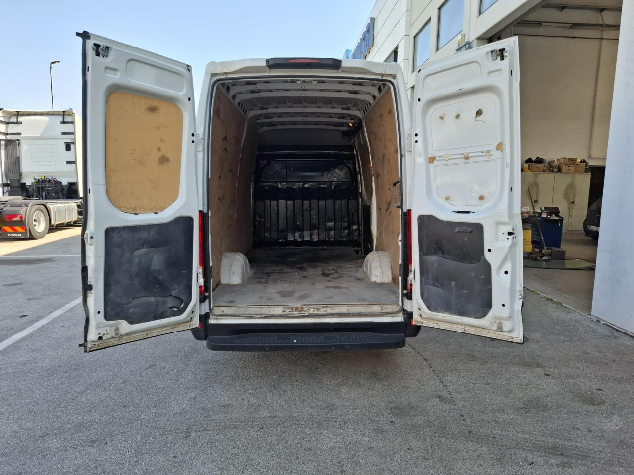 IVECO Daily 35S14V - Passenger van: picture 5 IVECO Daily 35S14V - Passenger van: picture 5