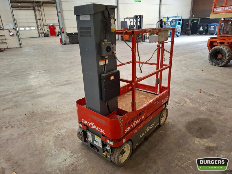 Skyjack SJ16 - Vertical mast lift: picture 3 Skyjack SJ16 - Vertical mast lift: picture 3