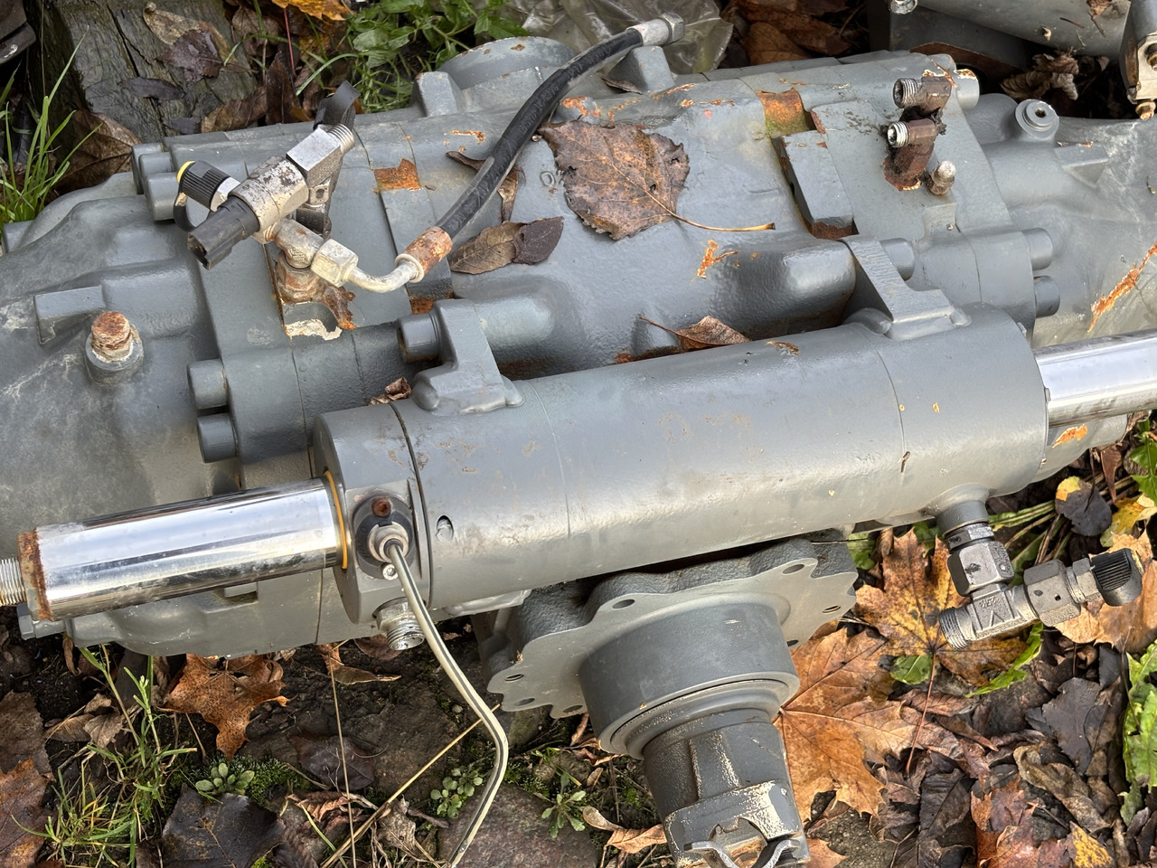 Claas Scorpion 635 Centralna Środkowa Obudowa Osi Przedniej 0019242110 00 1924 211 0 - Front axle for Farm tractor: picture 2 Claas Scorpion 635 Centralna Środkowa Obudowa Osi Przedniej 0019242110 00 1924 211 0 - Front axle for Farm tractor: picture 2