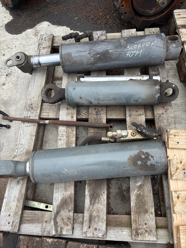 Claas Scorpion 7041 Siłowniki - Hydraulic cylinder for Construction machinery: picture 1 Claas Scorpion 7041 Siłowniki - Hydraulic cylinder for Construction machinery: picture 1