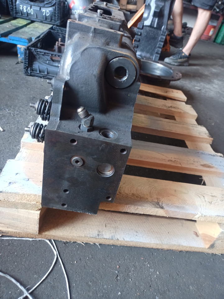 Claas Xerion Cat C9 - głowica cylindrów 2134360 213-4360 332-3619 - Cylinder head for Agricultural machinery: picture 5 Claas Xerion Cat C9 - głowica cylindrów 2134360 213-4360 332-3619 - Cylinder head for Agricultural machinery: picture 5