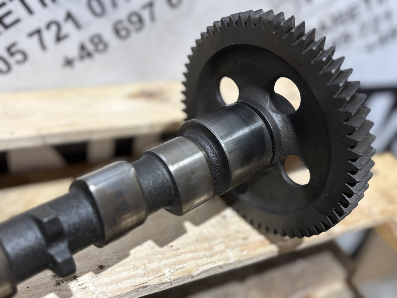 John Deere 6610 6810 6820 6620 Wałek Rozrządu R135440 RE56578 R133812 - Camshaft for Agricultural machinery: picture 1 John Deere 6610 6810 6820 6620 Wałek Rozrządu R135440 RE56578 R133812 - Camshaft for Agricultural machinery: picture 1