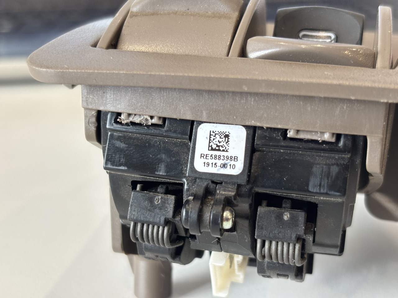 John Deere 6R 7M 6xxx 7xxx 8xxx 9xxx Lewy Moduł Sterujący Przełącznik RE588399 - Electrical system for Agricultural machinery: picture 5 John Deere 6R 7M 6xxx 7xxx 8xxx 9xxx Lewy Moduł Sterujący Przełącznik RE588399 - Electrical system for Agricultural machinery: picture 5