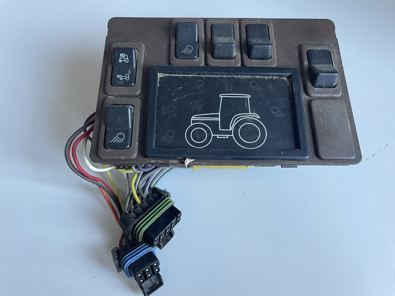 John Deere 6xxx - panel sterowania oświetleniem AL117818 L113569 - Electrical system for Agricultural machinery: picture 1 John Deere 6xxx - panel sterowania oświetleniem AL117818 L113569 - Electrical system for Agricultural machinery: picture 1