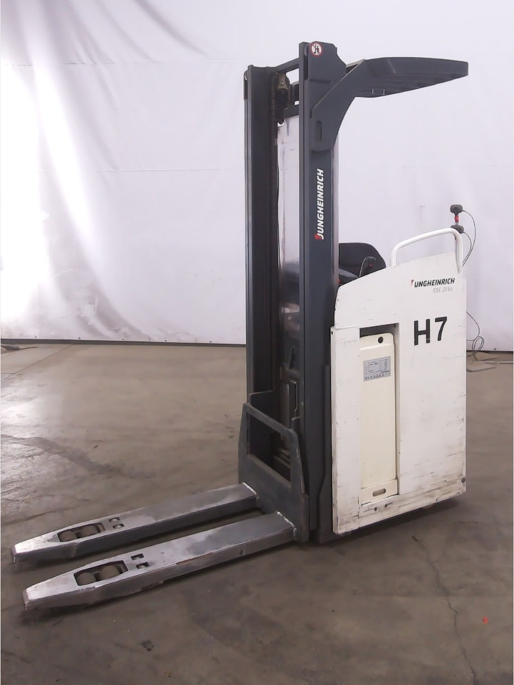 Package 11: JUNGHEINRICH ERE225 / ESC216 / ETV214 / ETV325 - Reach truck: picture 2 Package 11: JUNGHEINRICH ERE225 / ESC216 / ETV214 / ETV325 - Reach truck: picture 2