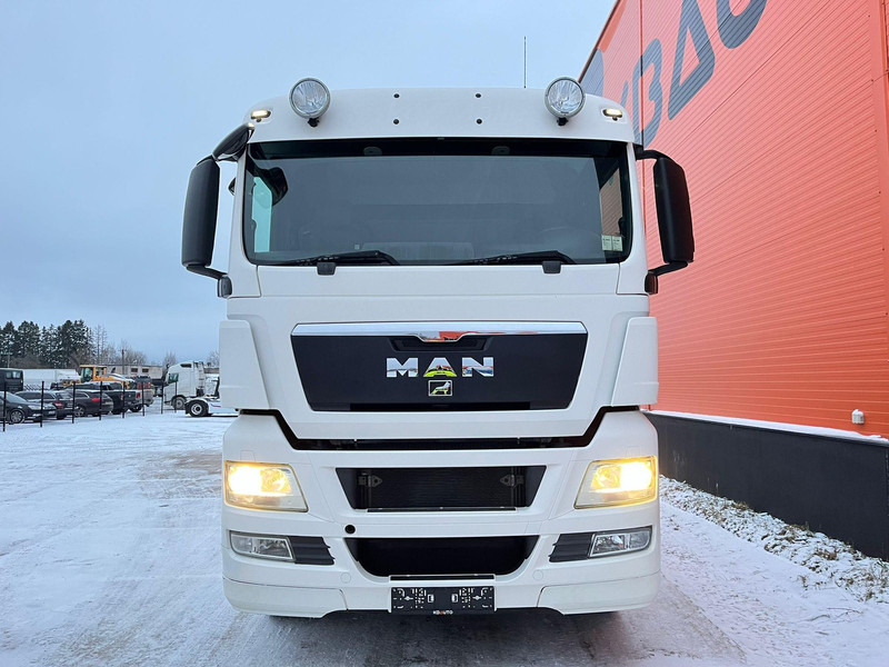 MAN TGX 35.540 8x4*4 9 TON FRONT AXLE / HYDRAULICS / PTO / INTARDER / CHASSIS L=6850 mm - Cab chassis truck: picture 3 MAN TGX 35.540 8x4*4 9 TON FRONT AXLE / HYDRAULICS / PTO / INTARDER / CHASSIS L=6850 mm - Cab chassis truck: picture 3